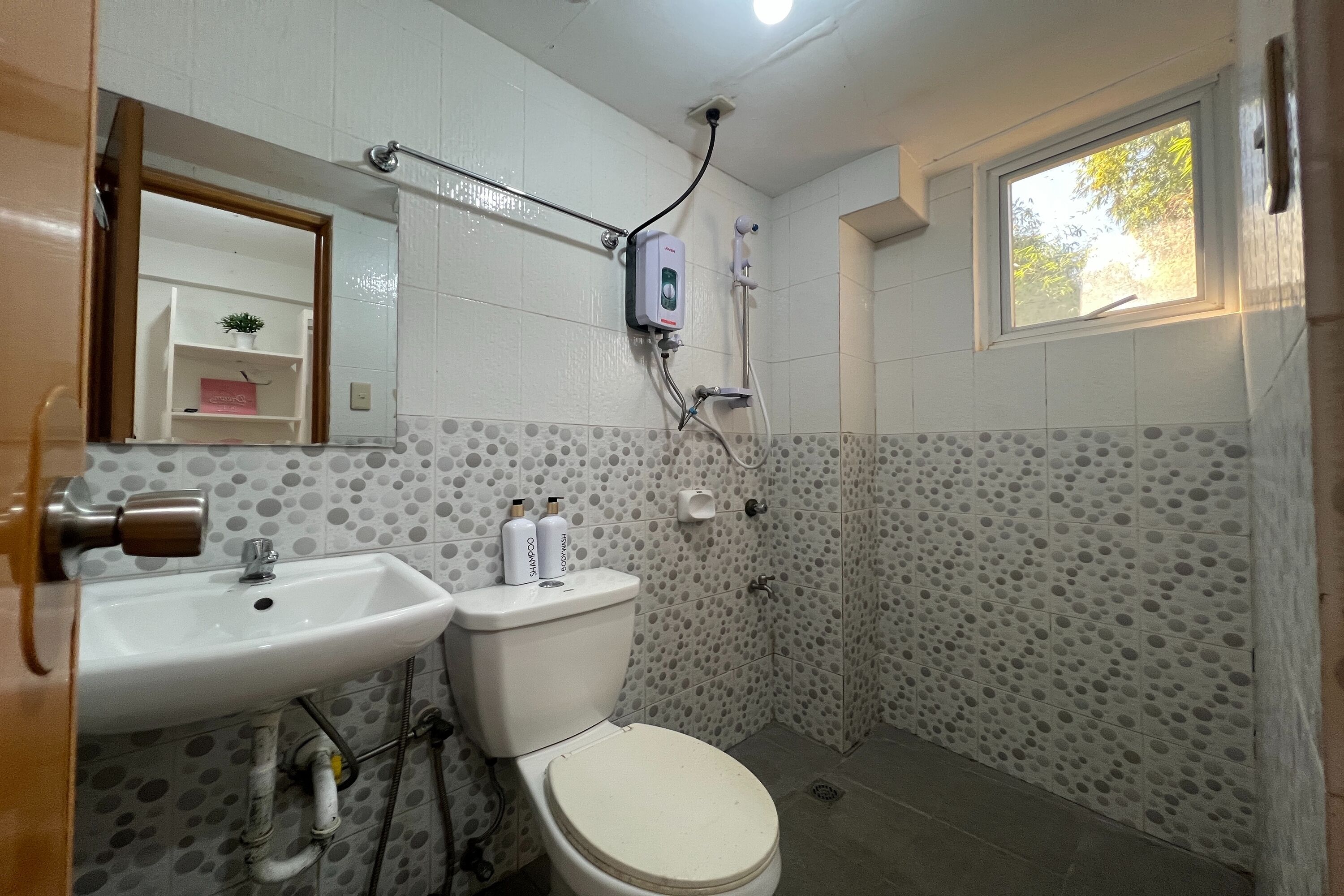 Un baño con inodoro, lavabo y ducha.