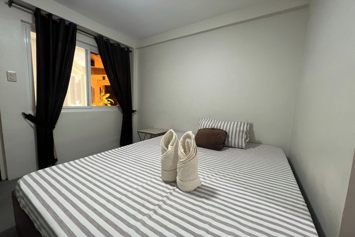 Desk, blackout drapes, WiFi (free), bed sheets