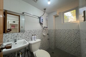 Quarto triplo | Banheiro | Chuveiro, toalhas de banho, sabonete, shampoo
