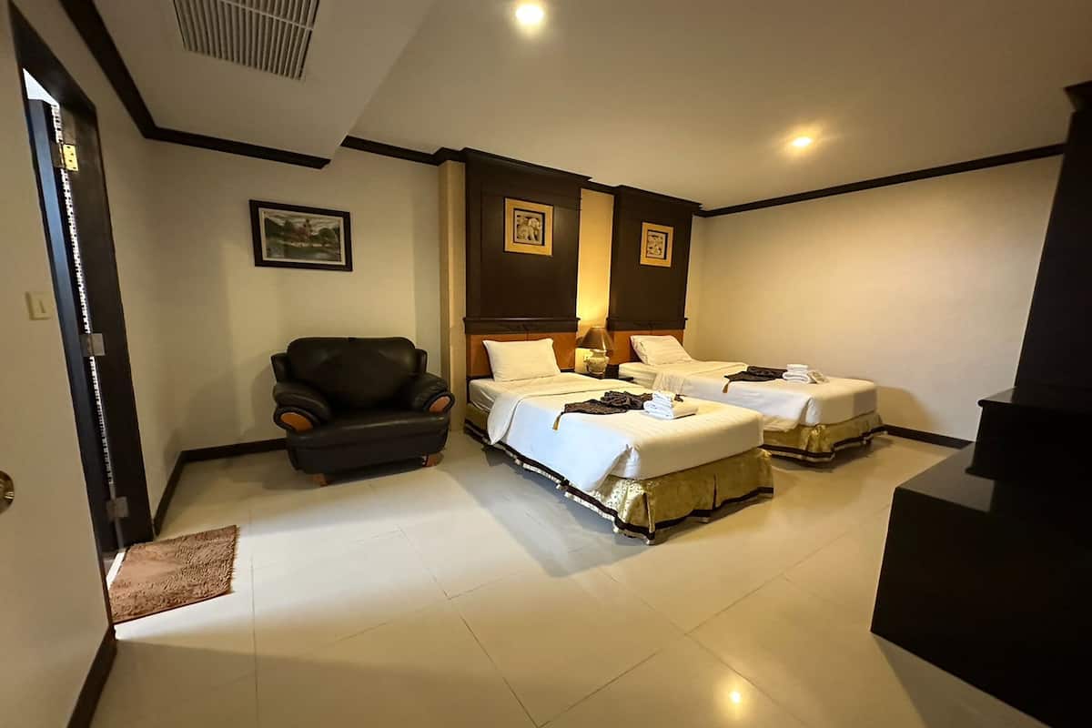 Family Studio Suite | Desk, bed sheets