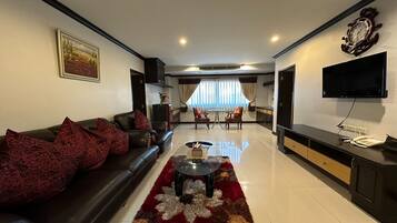 Suíte estúdio família | Escrivaninha, roupa de cama