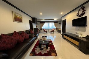 Family Studio Suite | Desk, bed sheets