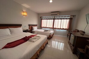 Superior Triple Room | Desk, bed sheets - Chiang Rai Grand Room Hotel (Chiang Rai)