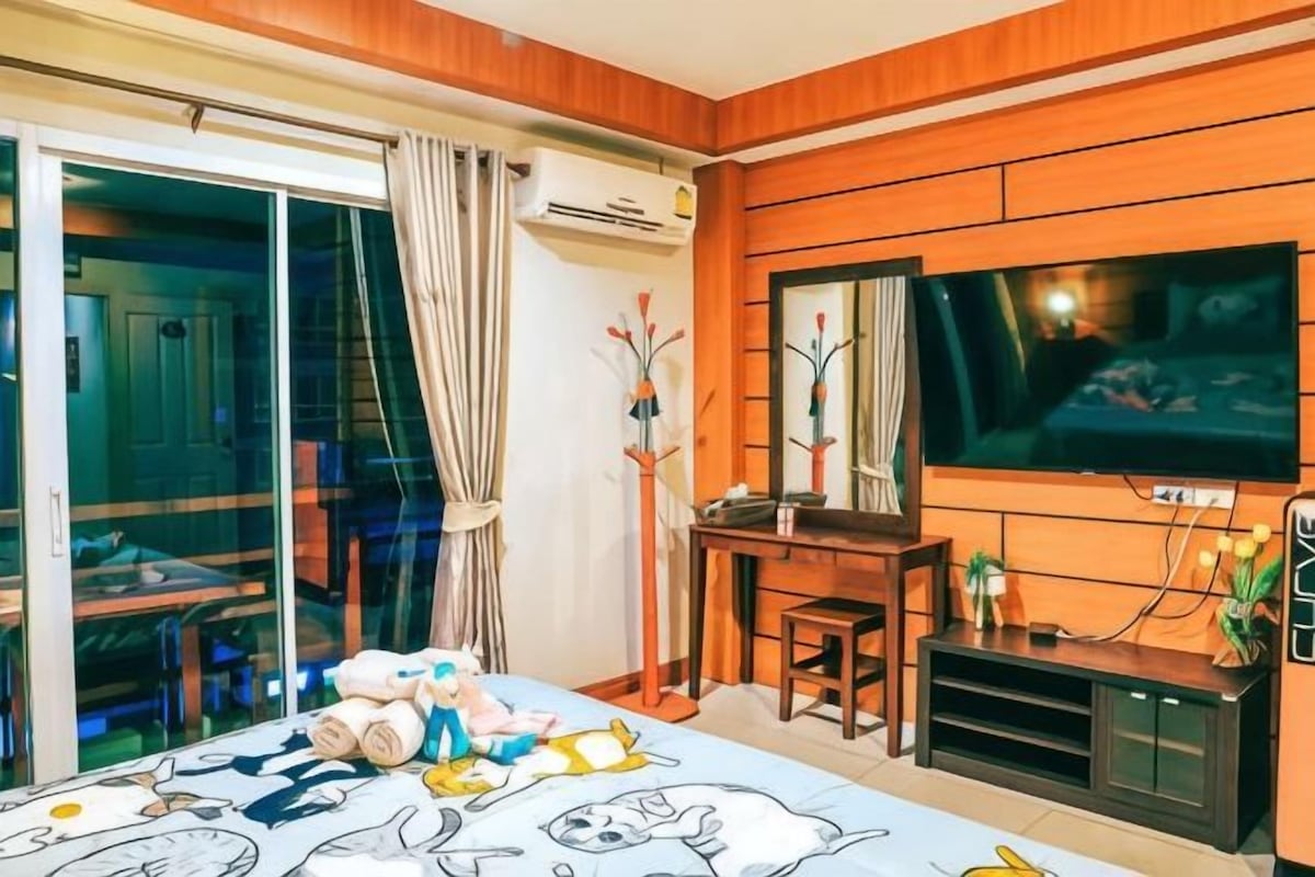 Escritorio, wifi gratis y ropa de cama 