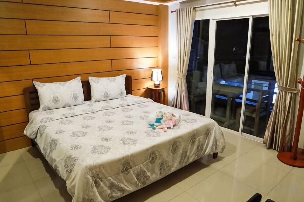 Desk, WiFi (free), bed sheets