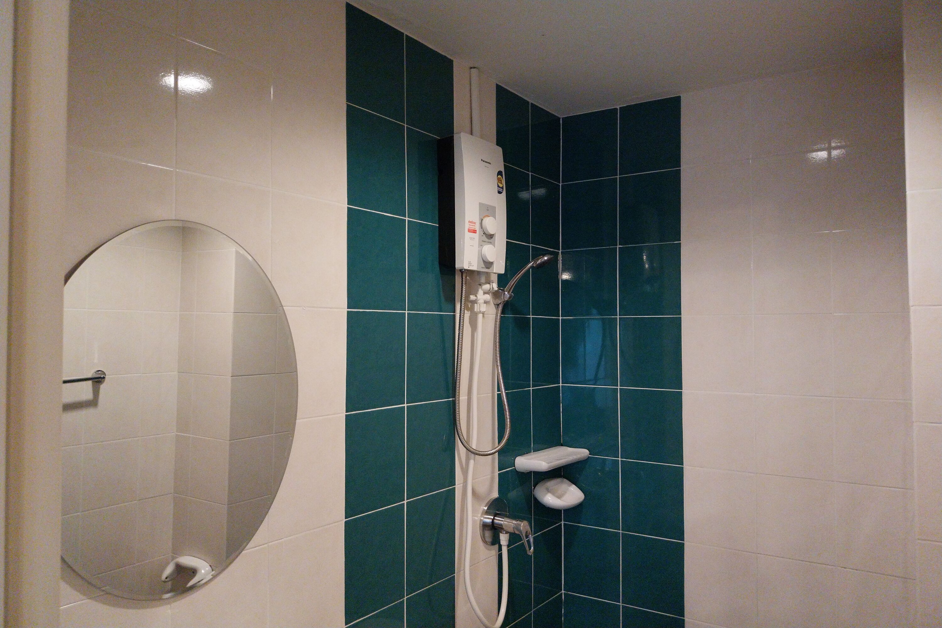 Shower, rainfall showerhead, free toiletries, towels