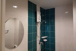 Shower, rainfall showerhead, free toiletries, towels - Sleep Hotel (Chonburi)