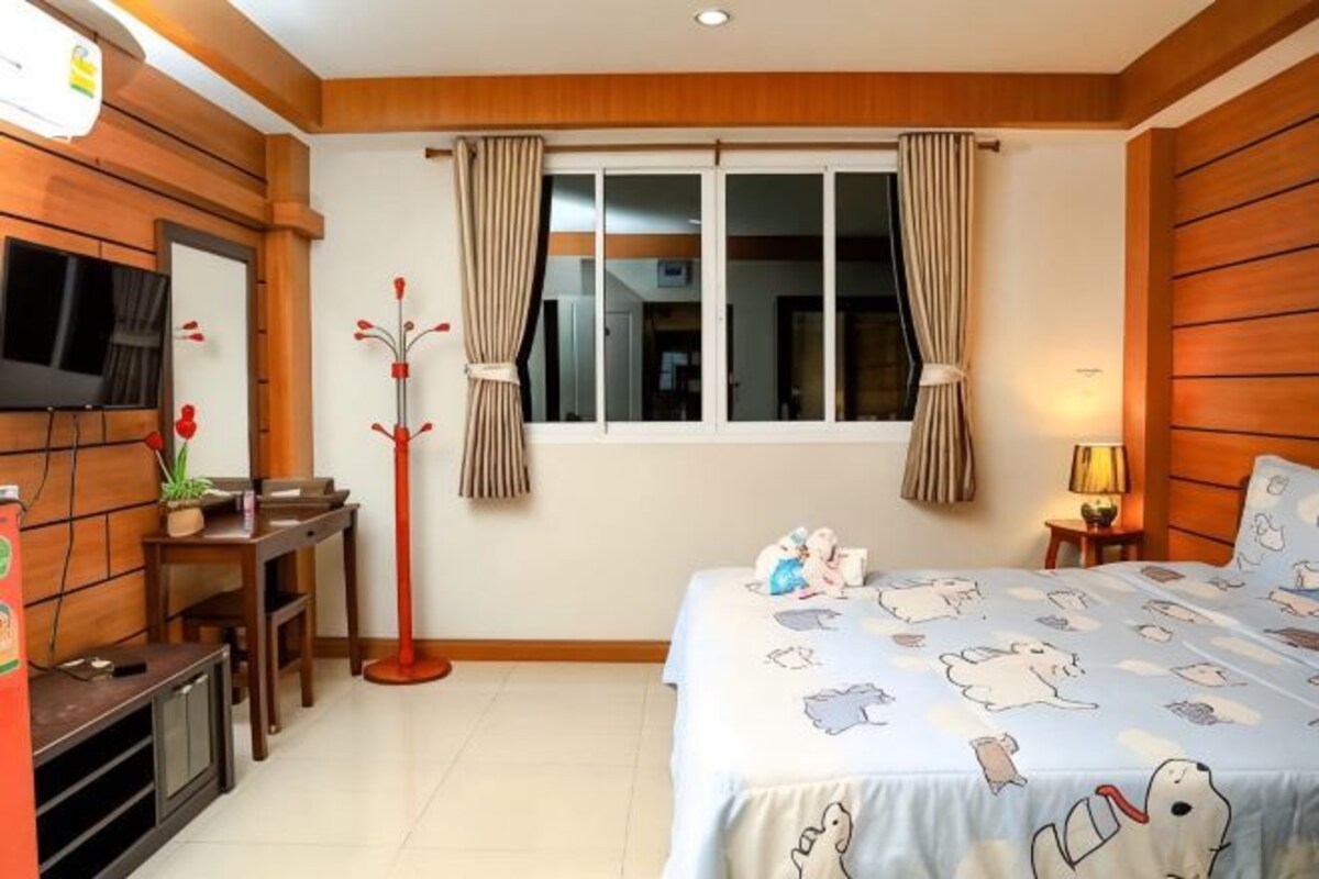 Escritorio, wifi gratis y ropa de cama 