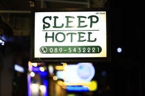 Señalización para un hotel de descanso con un número de contacto.
