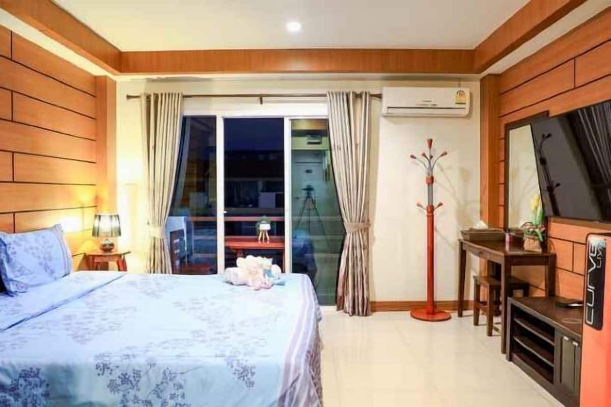 Desk, free WiFi, bed sheets