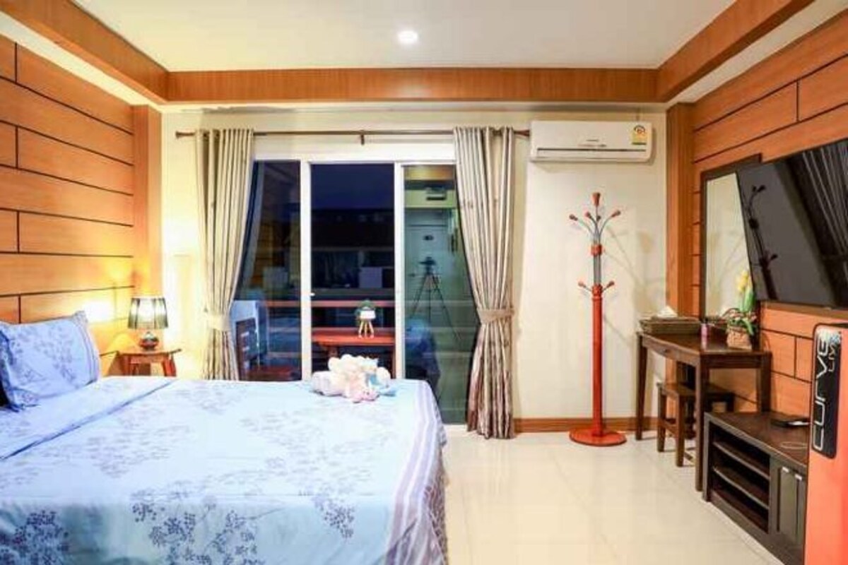 Desk, WiFi (free), bed sheets