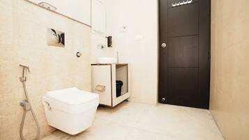 Ducha, artículos de tocador gratuitos, secador de pelo, pantuflas