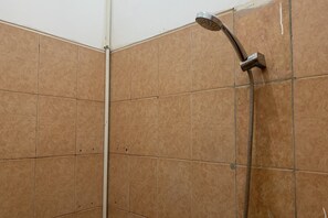 Standaard kamer | Badkamer | Een douche, een regendouche, gratis toiletartikelen, pantoffels