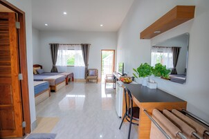 Deluxe Triple Room | Desk, WiFi (free), bed sheets