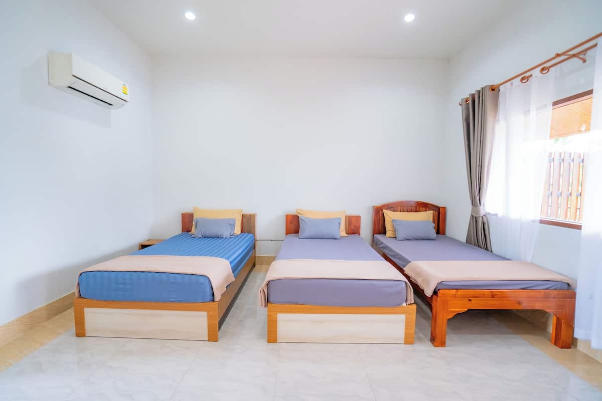 Habitación triple Deluxe | 1 habitación, escritorio, wifi gratis y ropa de cama