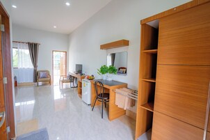 Deluxe Triple Room | Desk, WiFi (free), bed sheets