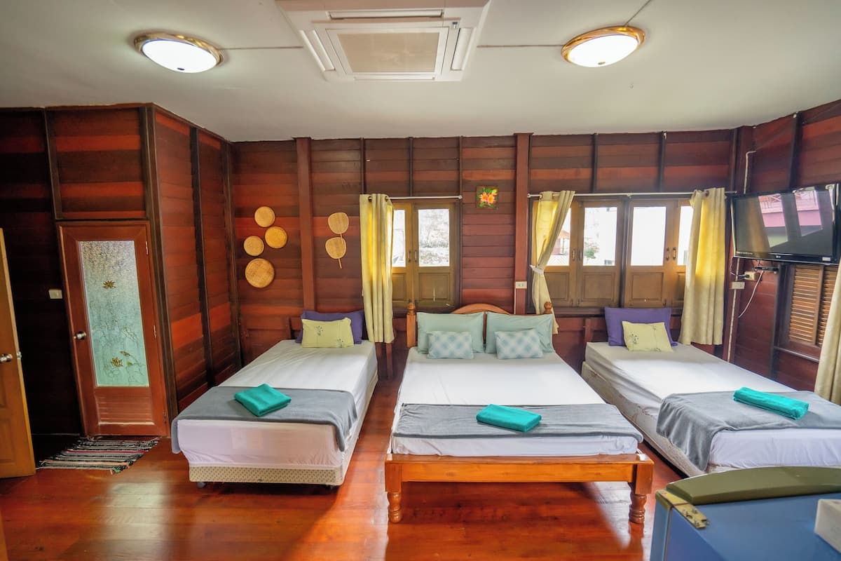 Casa familiar | 1 habitación, escritorio, wifi gratis y ropa de cama