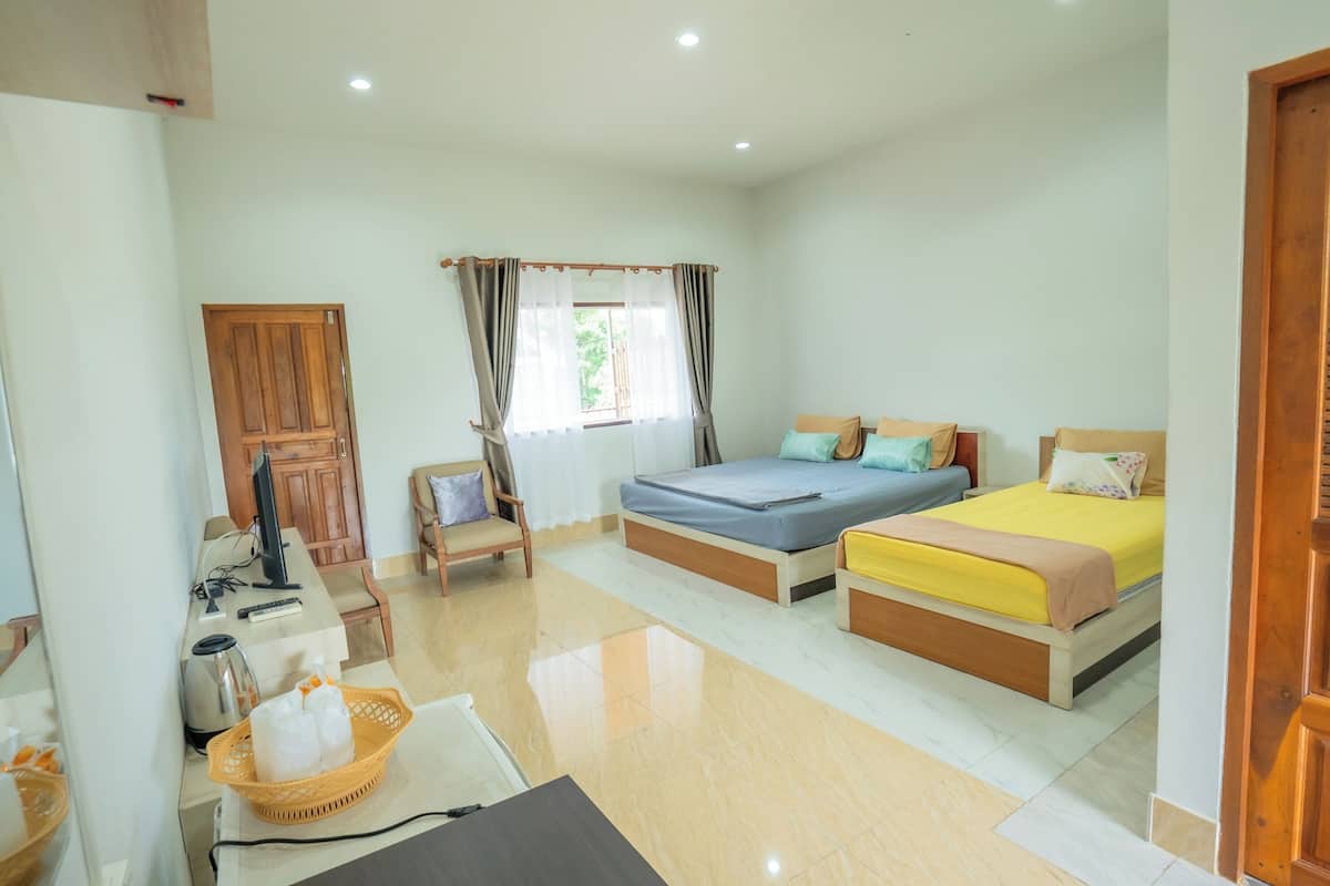 Habitación triple Confort | 1 habitación, escritorio, wifi gratis y ropa de cama