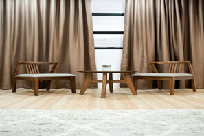 Premier szoba kétszemélyes ággyal | Nappalirész | LCD-tévé