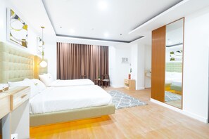 Kahden hengen premier-huone (kaksi sänkyä) | Tallelokero huoneessa, työpöytä, ilmainen Wi-Fi, vuodevaatteet