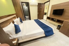 Quarto casal clássico | Escrivaninha, Wi-Fi de cortesia, roupa de cama