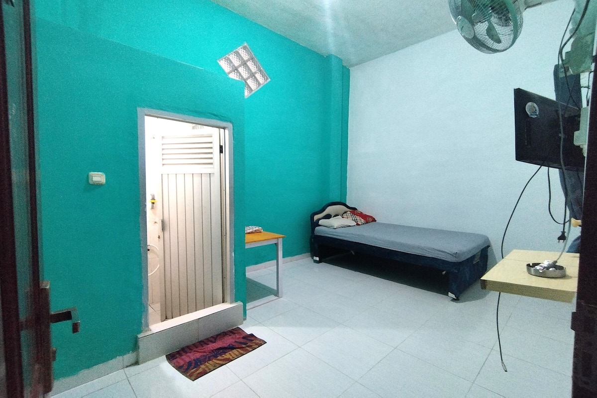 Standard Room | In-room safe, desk, free WiFi, bed sheets