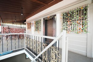 Vista frontal de la propiedad