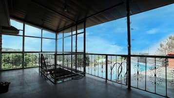 Hồ bơi ngoài trời