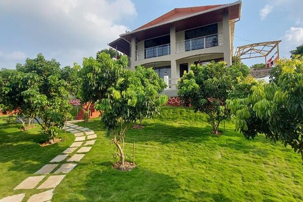 Vista frontal de la propiedad