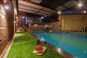 สระว่ายน้ำกลางแจ้ง