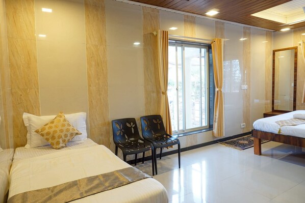 Une chambre d’hôtel avec deux lits, une fenêtre avec des rideaux et un miroir.