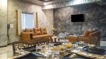 Kamar Double Klasik | Area keluarga | Televisi LCD 32-inci dengan saluran TV kabel