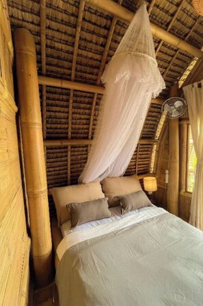 Escritorio y ropa de cama