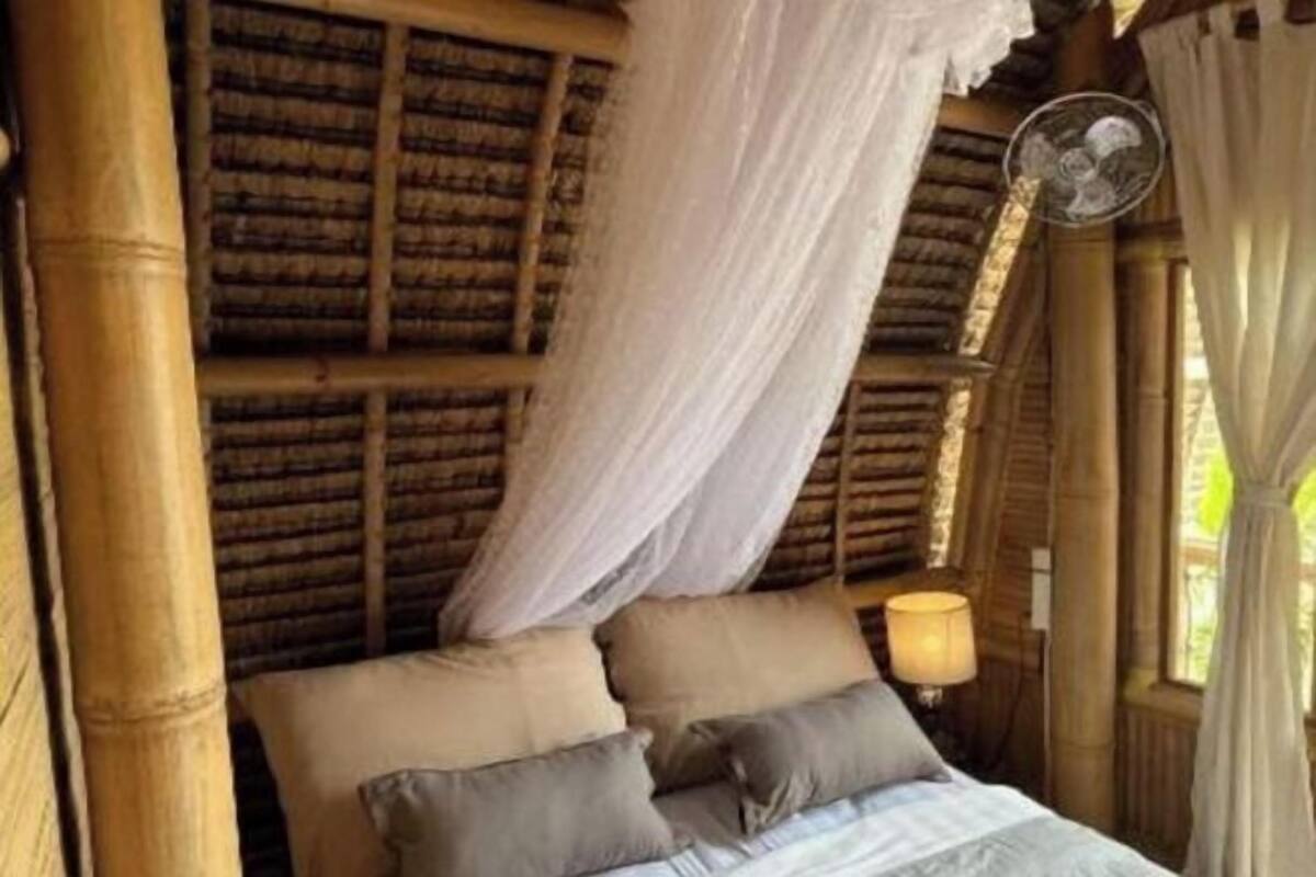 1 bedroom, desk, bed sheets