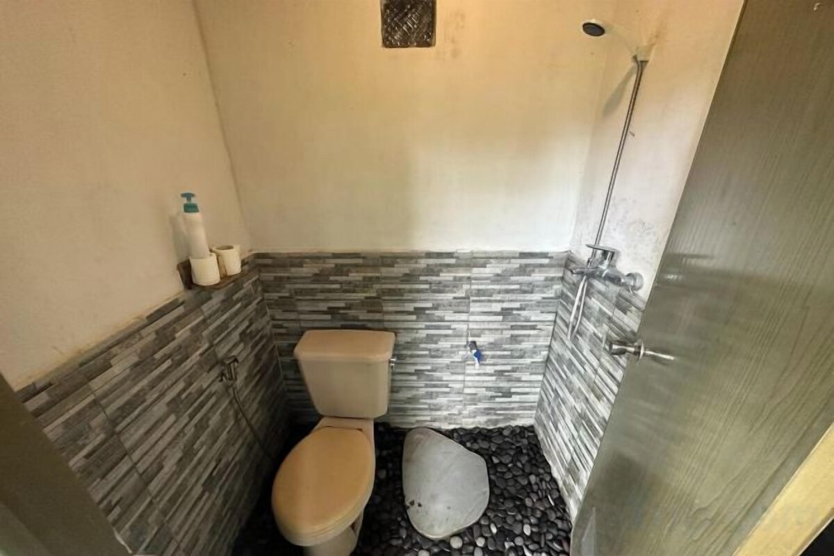 Badkamer | Een douche, een regendouche, gratis toiletartikelen, handdoeken