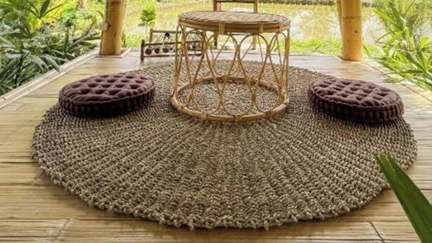 A bamboo structure with a woven mat floor, a central table, and two cushioned stools. - Tiny ECO Bamboo Ubud (Sebatu)