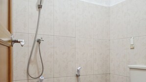 Ducha con cabezal de ducha manual y grifo empotrado.