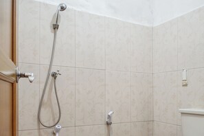 Shower, rainfall showerhead, towels - Wisma Rumka (Jakarta)