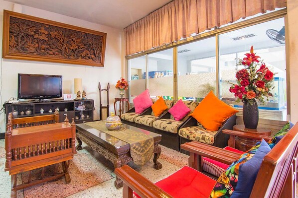 Lobby sitting area - Khelang Nakorn Hotel (Lampang)