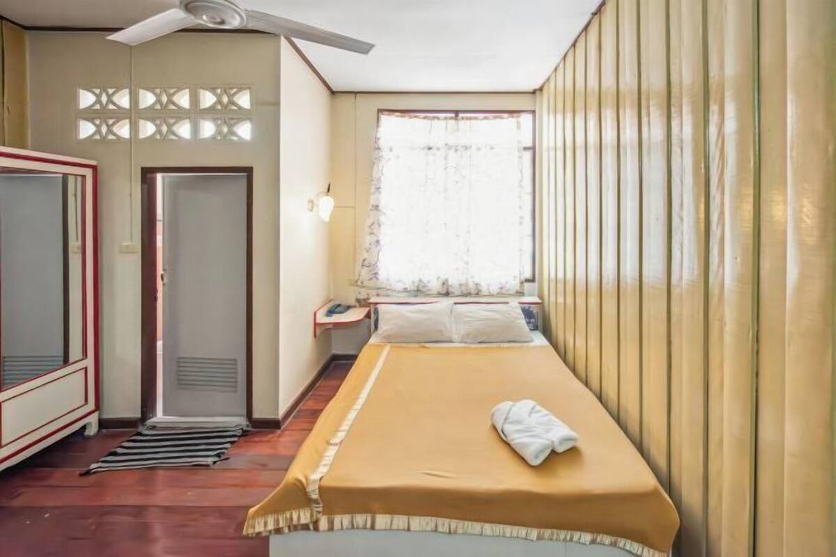 Desk, free WiFi, bed sheets