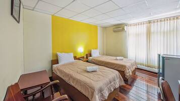 Habitación estándar con 2 camas individuales | Escritorio, wifi gratis y ropa de cama