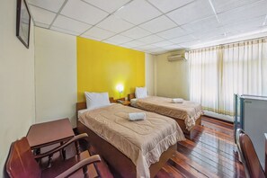 Kahden hengen standard-huone (kaksi sänkyä) | Työpöytä, ilmainen Wi-Fi, vuodevaatteet