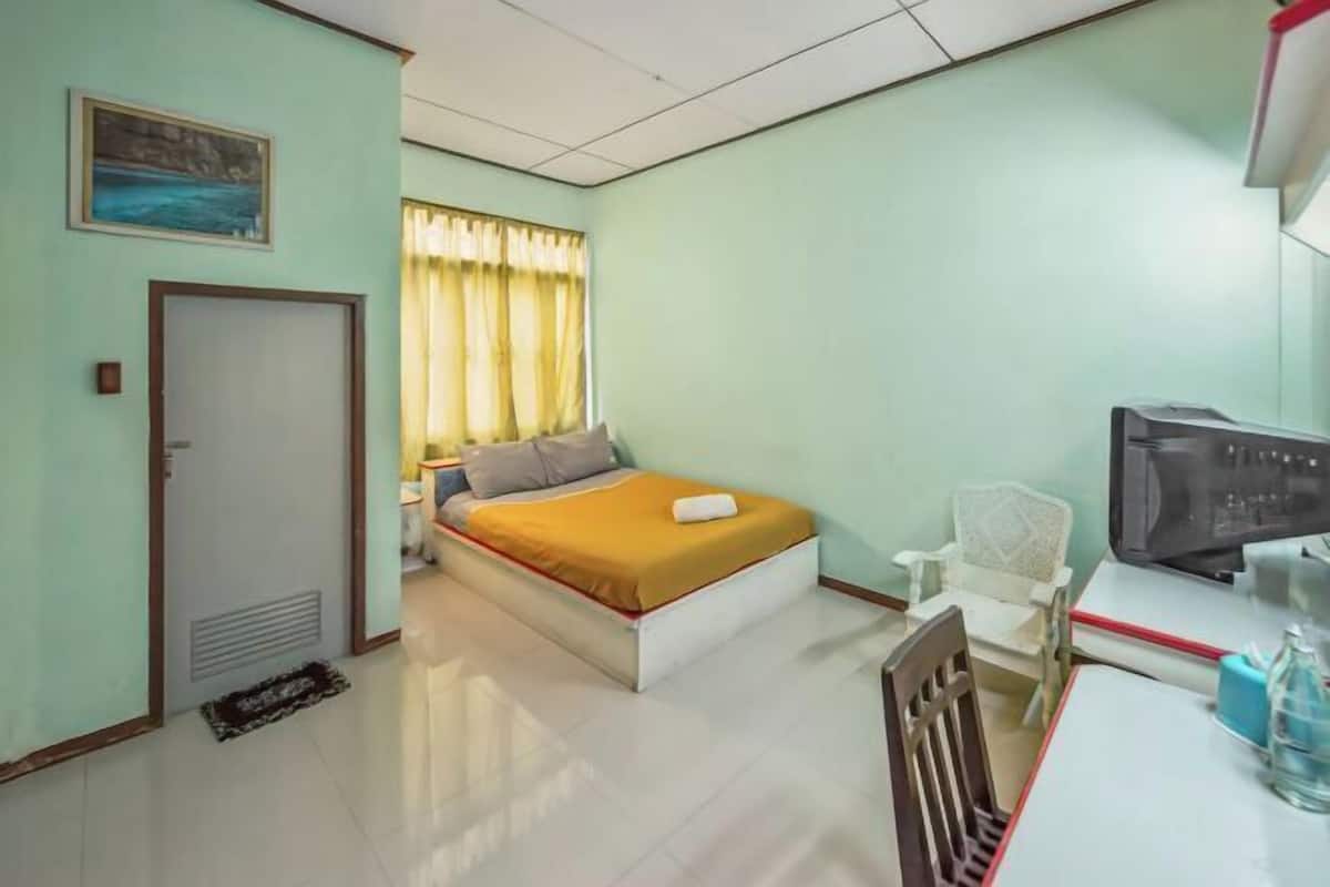 Desk, free WiFi, bed sheets