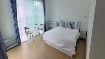 Family Room | Desk, free WiFi, bed sheets