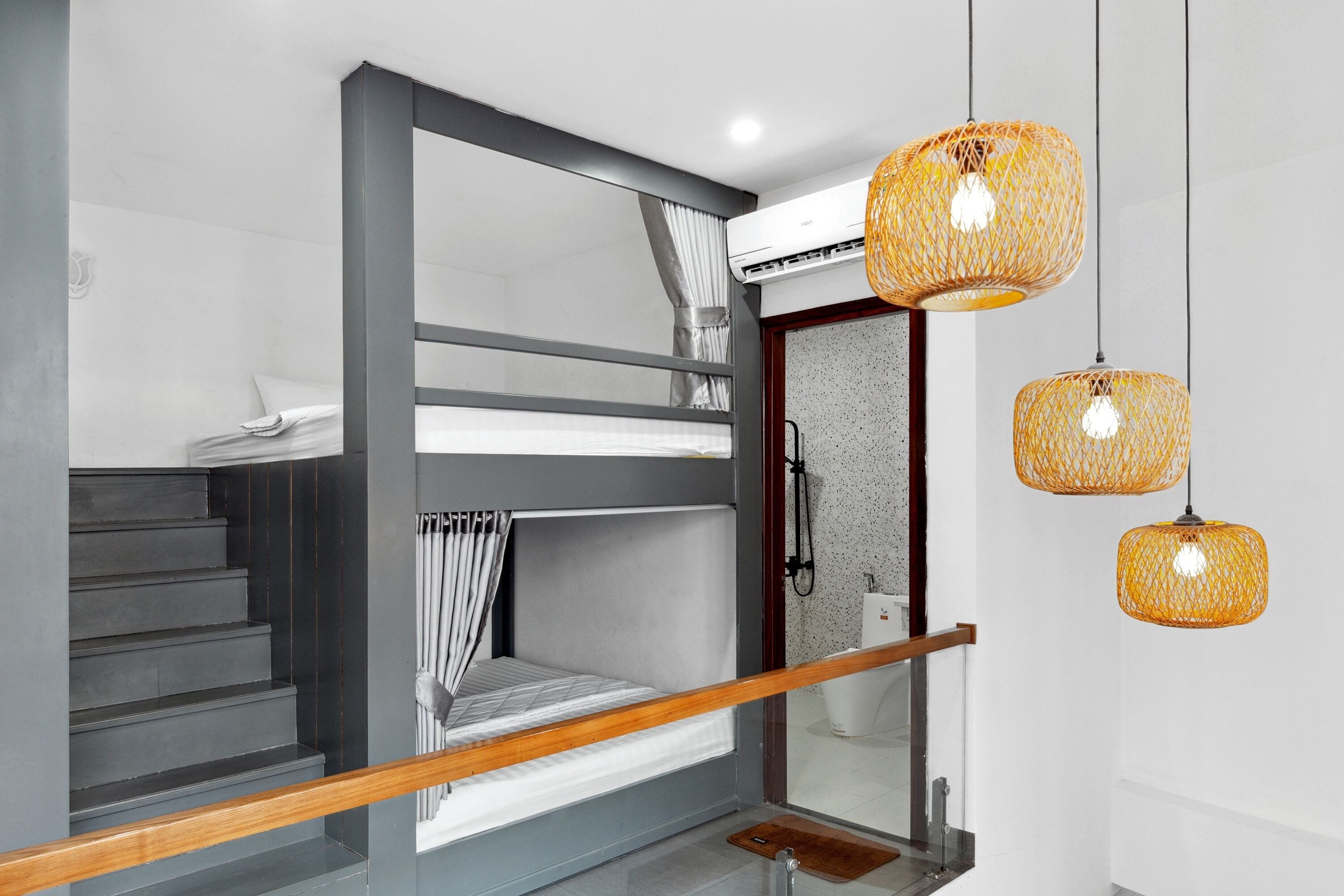 Quarto casal luxo | Cofres nos quartos, escrivaninha, ferros/tábuas de passar roupa