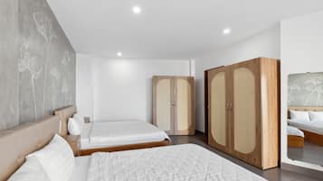 Habitación triple | Caja fuerte, escritorio, tabla de planchar con plancha y wifi gratis