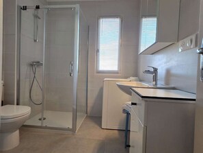Towels - Charming 1-Bed Apartment with Parking, Terraces, and Beach Access in L'Île-Rousse (L'Île-Rousse)