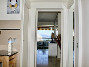 Interior - 3-Room Apartment with Terrace, 4 Sleeps, Air Conditioning, Villeneuve-Loubet Beach (Villeneuve-Loubet)