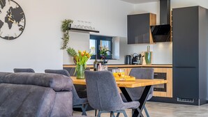 Een moderne keuken met een eethoek.