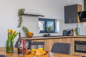 Een oven, een kookplaat, een vaatwasser